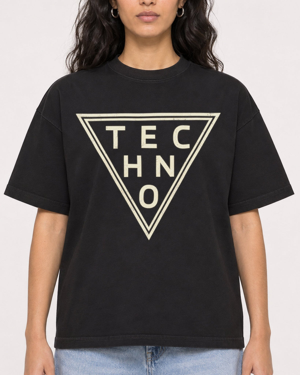 Mockup Boxy Heavyweight Tee Black female close-up 07