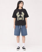 Mockup Boxy Heavyweight Tee Black female full-body 01