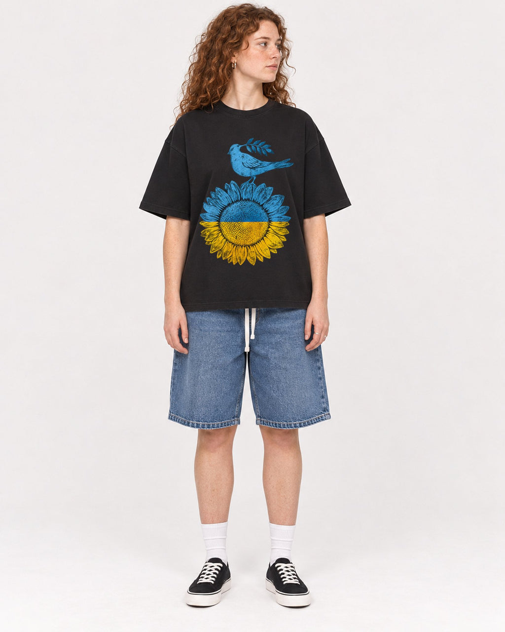 Mockup Boxy Heavyweight Tee Black female full-body 09