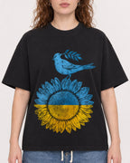 Mockup Boxy Heavyweight Tee Black female close-up 09