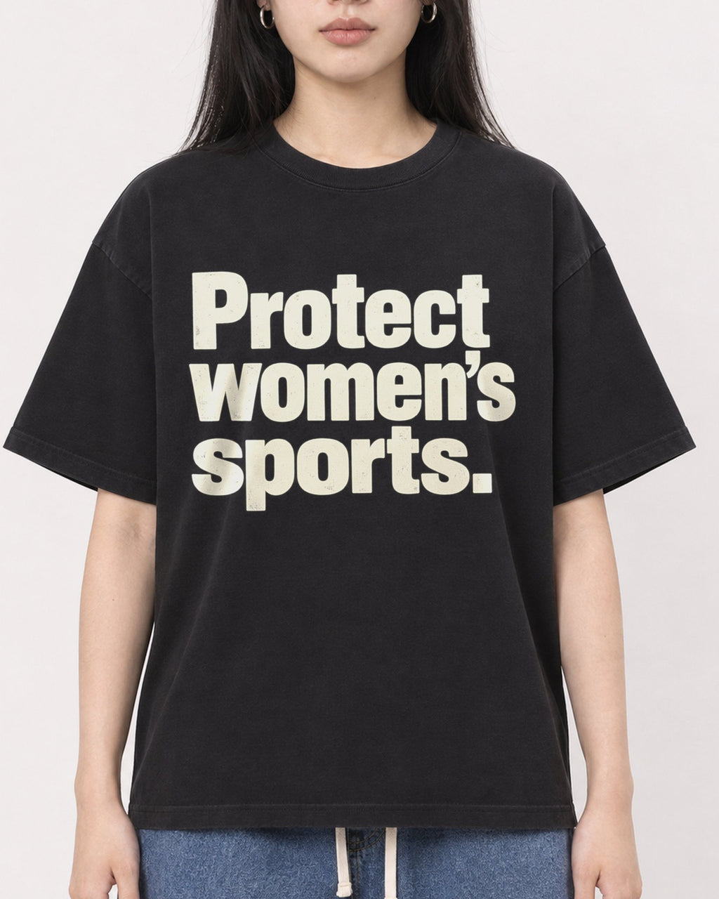 Mockup Boxy Heavyweight Tee Black female close-up 01