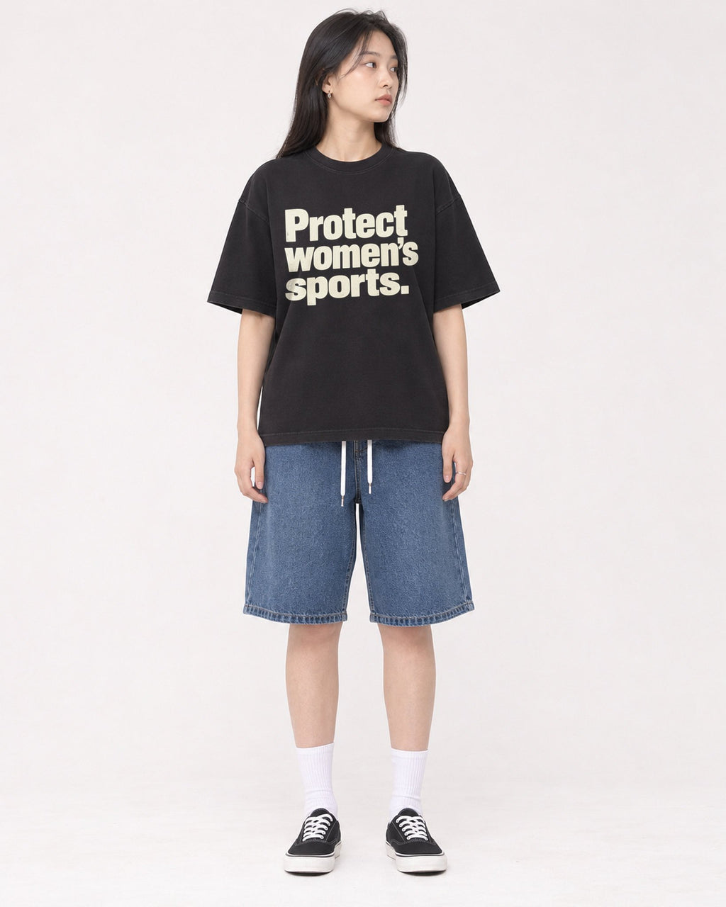 Mockup Boxy Heavyweight Tee Black female full-body 01