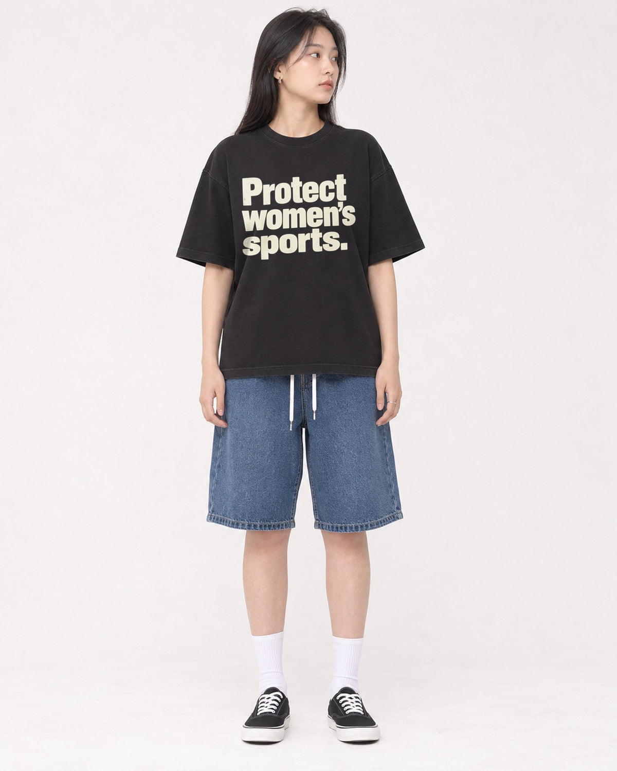 Mockup Boxy Heavyweight Tee Black female full-body 01