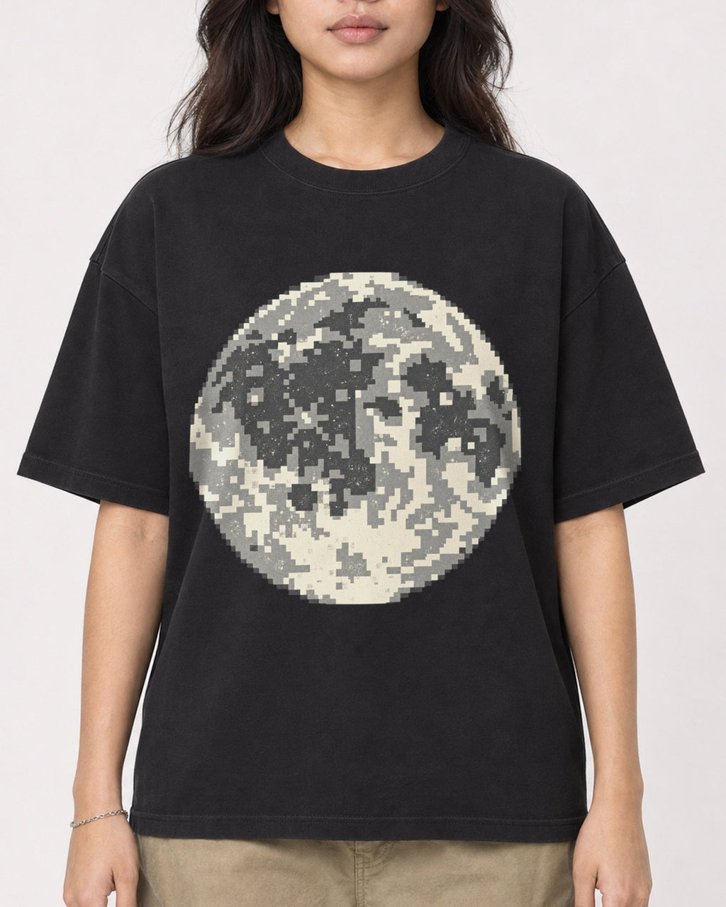 Mockup Boxy Heavyweight Tee Black female close-up 02
