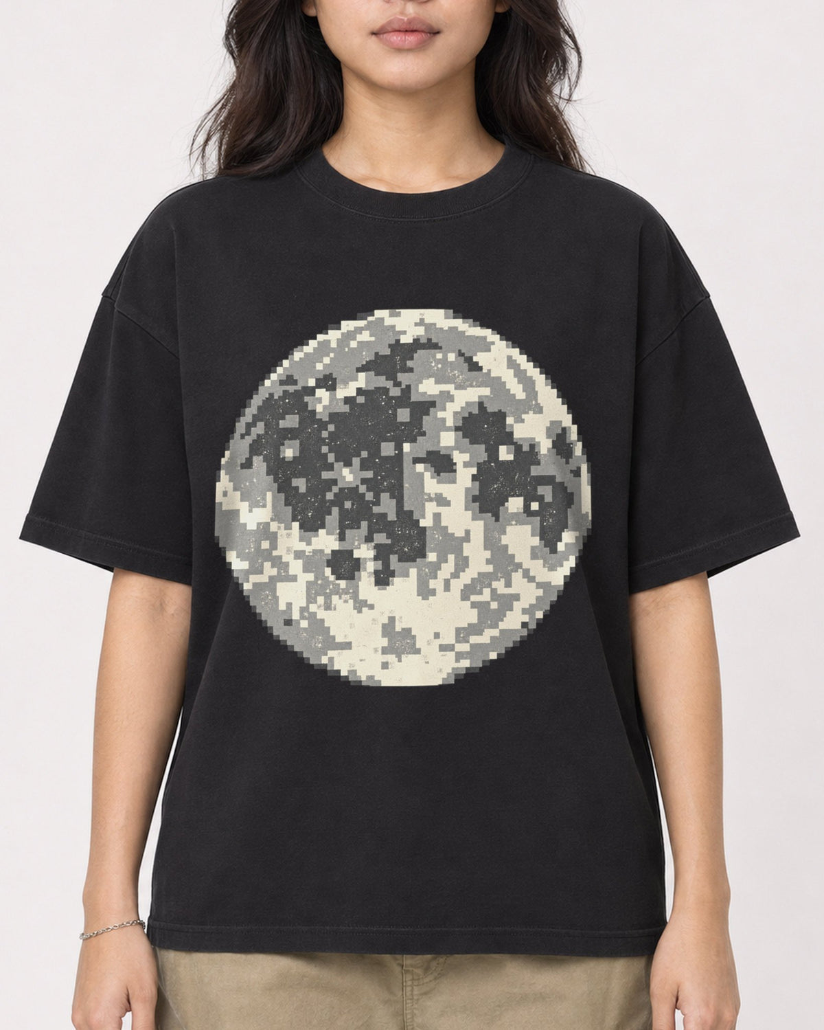 Mockup Boxy Heavyweight Tee Black female close-up 02