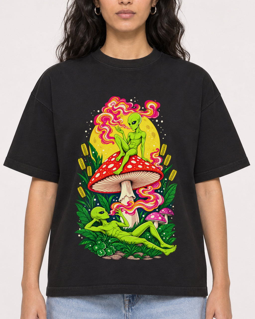 Mockup Boxy Heavyweight Tee Black female close-up 07