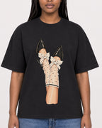 Mockup Boxy Heavyweight Tee Black female close-up 04