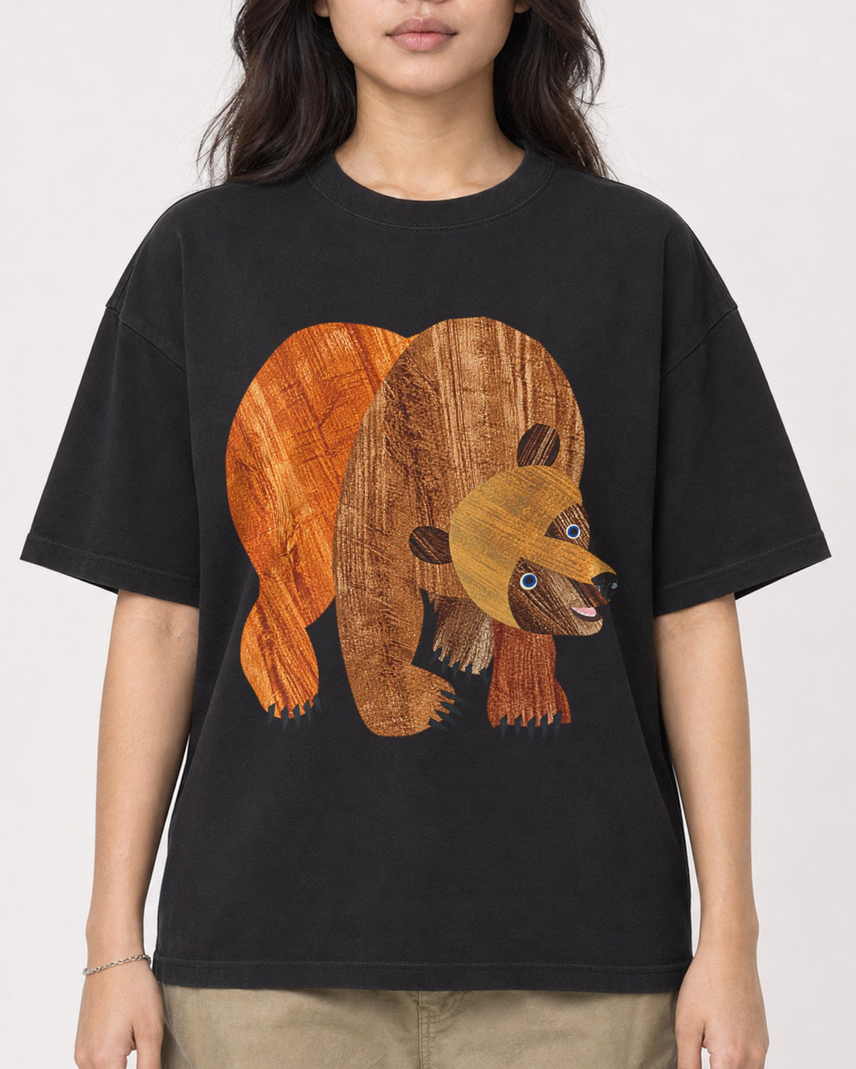 Mockup Boxy Heavyweight Tee Black female close-up 02