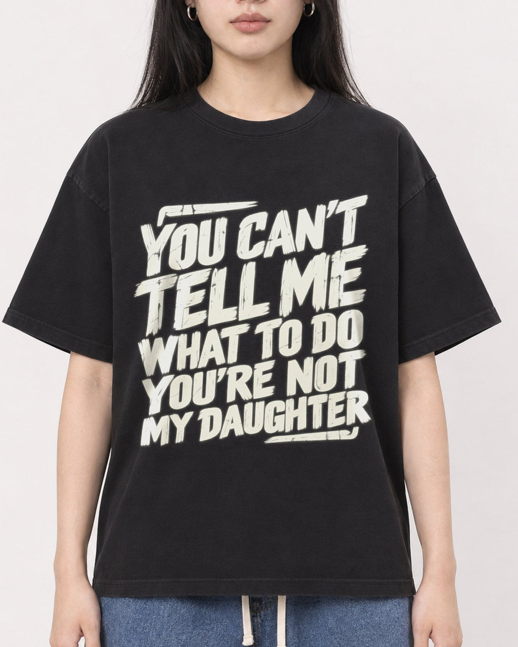 Mockup Boxy Heavyweight Tee Black female close-up 01
