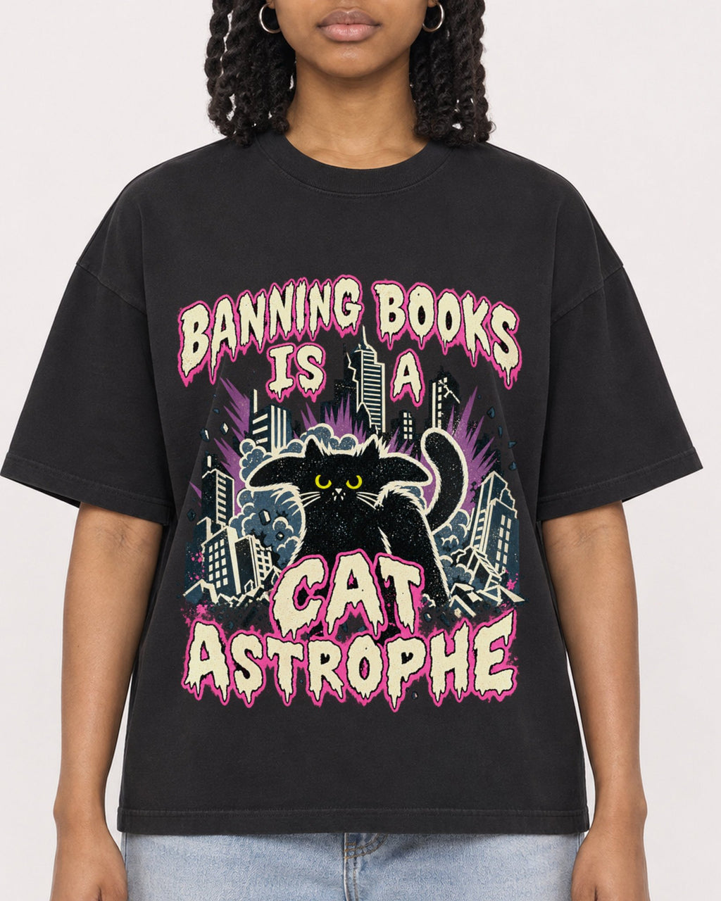 Mockup Boxy Heavyweight Tee Black female close-up 15