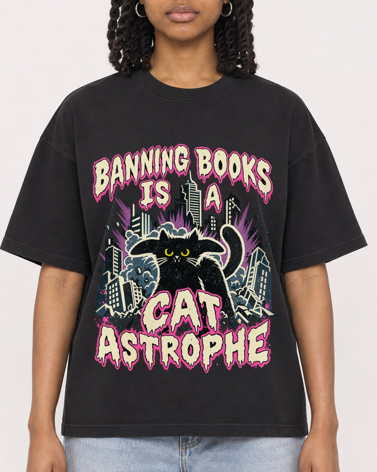 Mockup Boxy Heavyweight Tee Black female close-up 15
