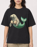 Mockup Boxy Heavyweight Tee Black female close-up 02