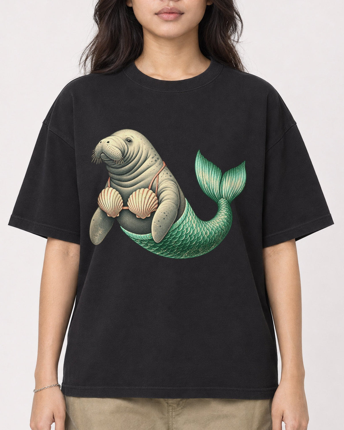 Mockup Boxy Heavyweight Tee Black female close-up 02