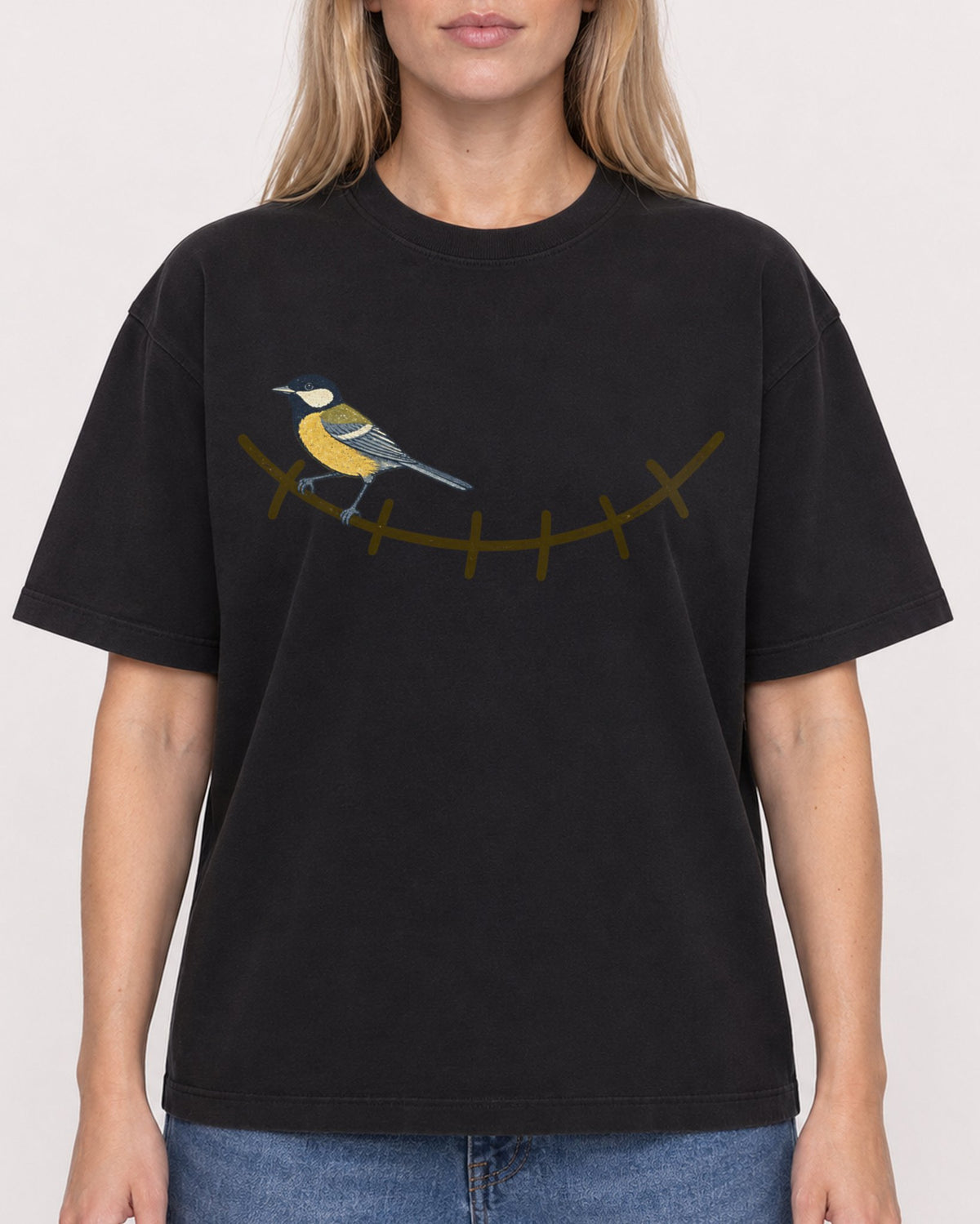 Mockup Boxy Heavyweight Tee Black female close-up 08