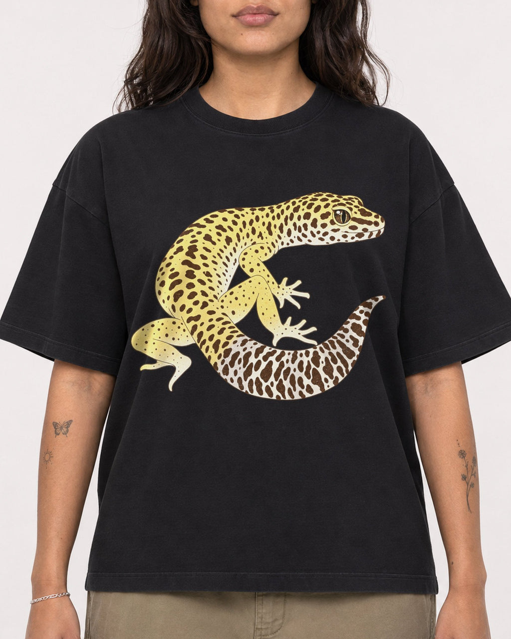 Mockup Boxy Heavyweight Tee Black female close-up 06