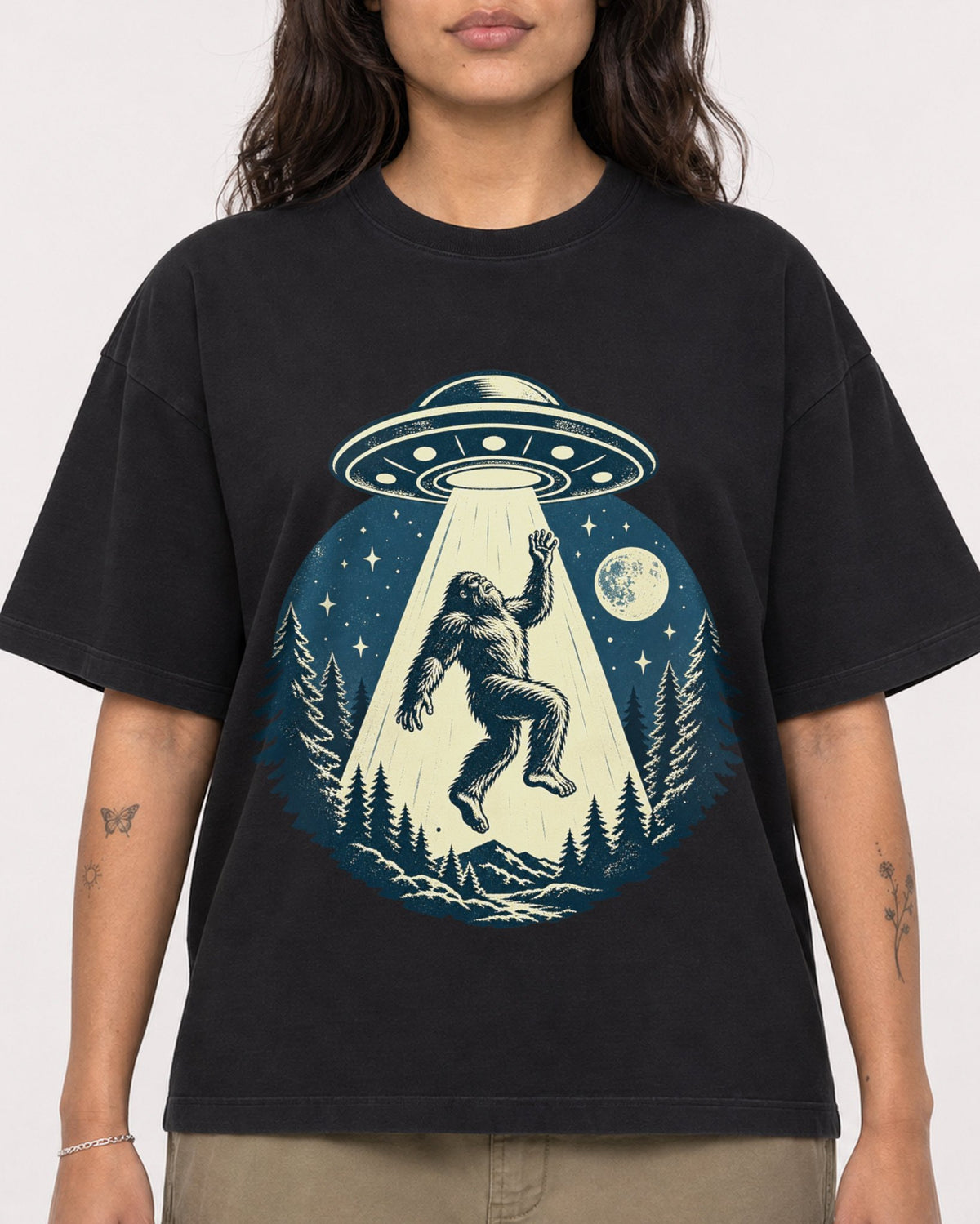 Mockup Boxy Heavyweight Tee Black female close-up 06