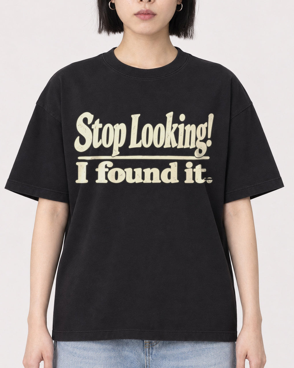 Mockup Boxy Heavyweight Tee Black female close-up 11