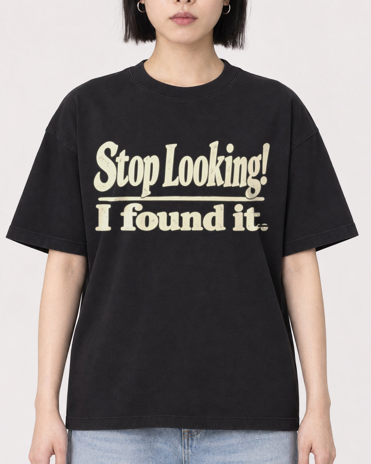 Mockup Boxy Heavyweight Tee Black female close-up 11