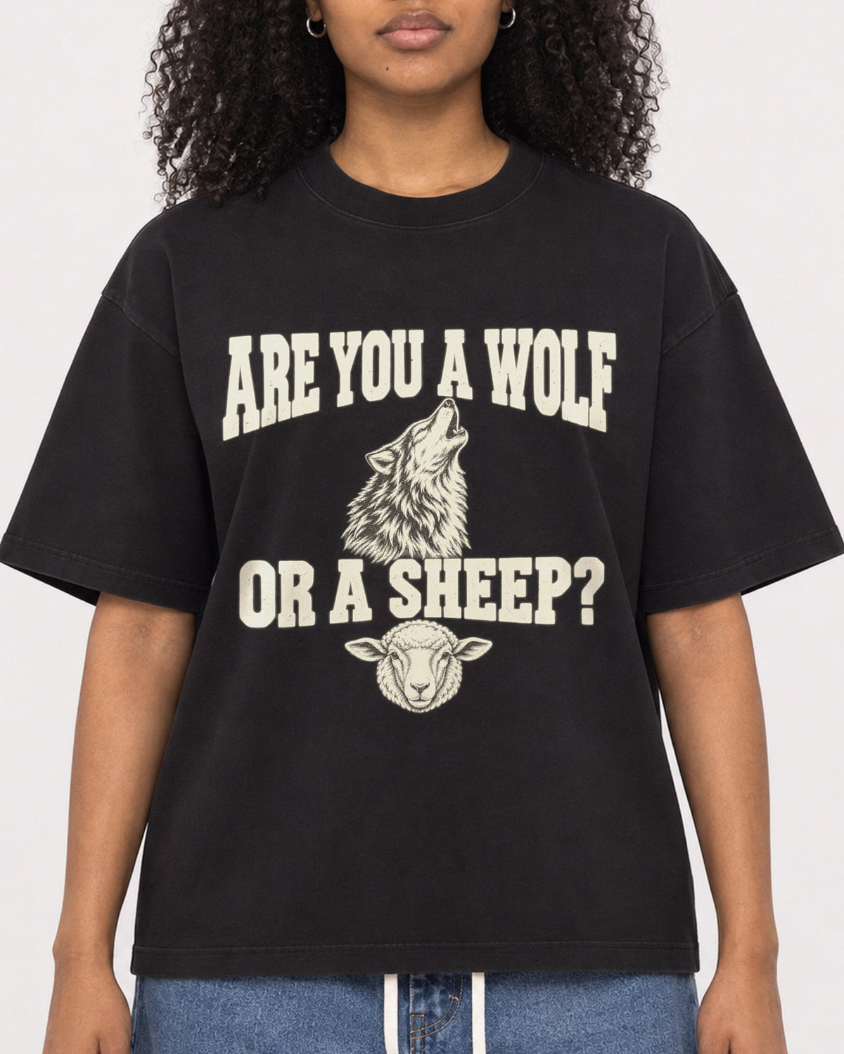 Mockup Boxy Heavyweight Tee Black female close-up 05