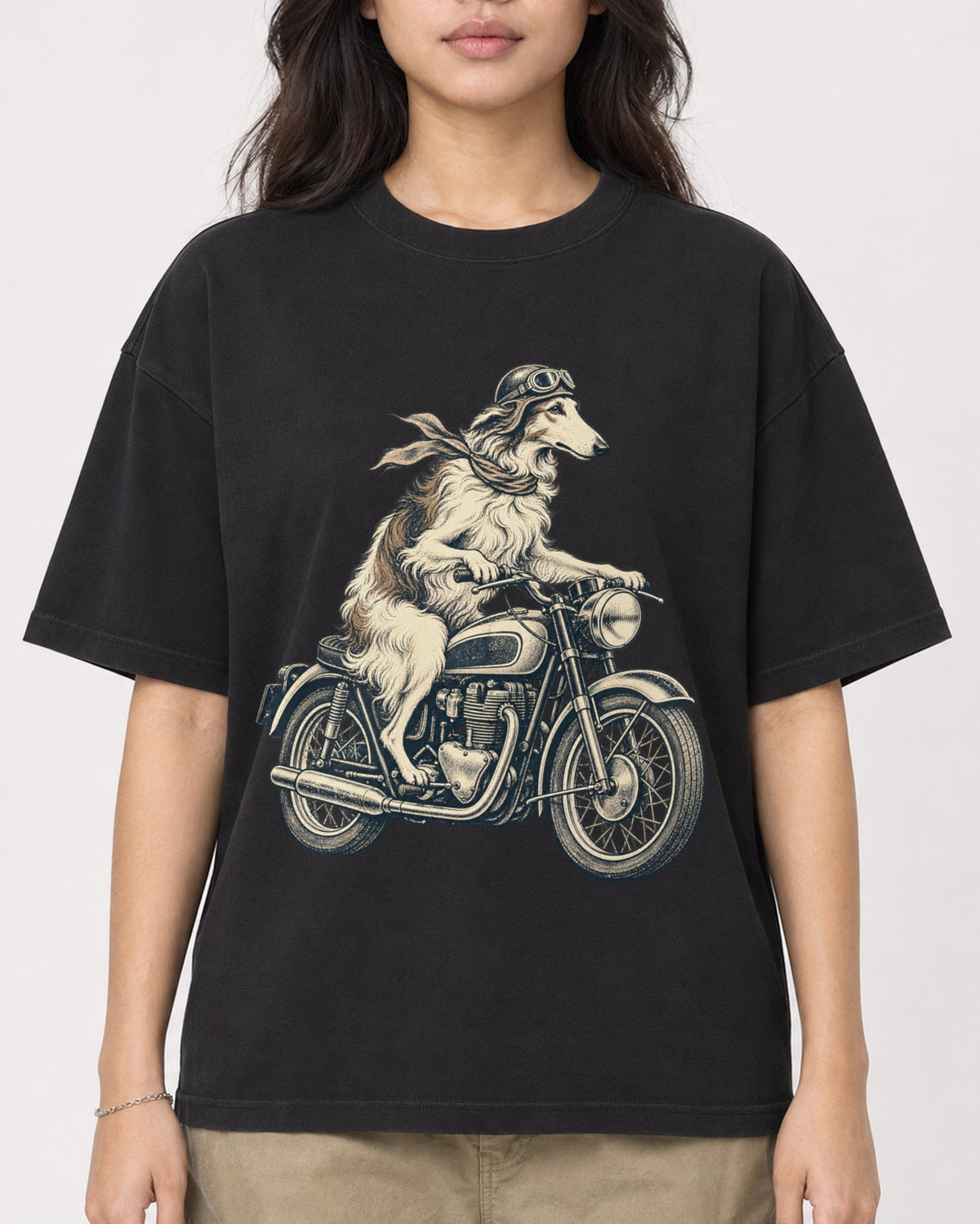 Mockup Boxy Heavyweight Tee Black female close-up 02