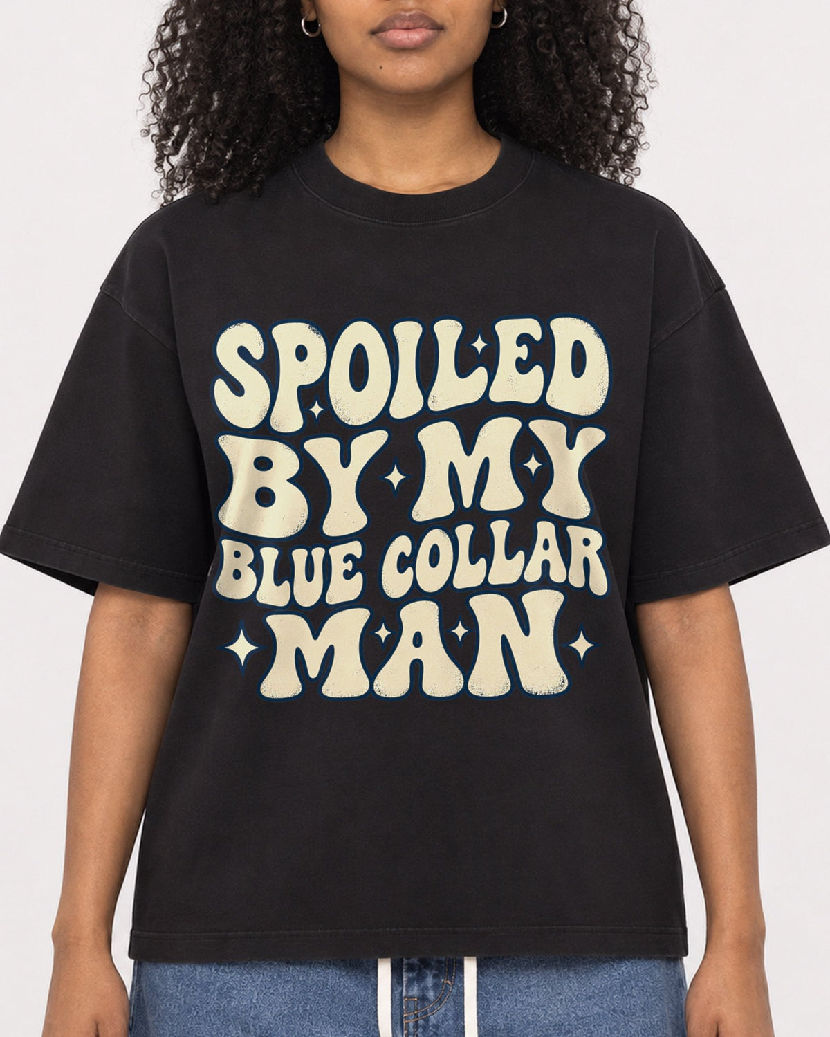 Mockup Boxy Heavyweight Tee Black female close-up 05