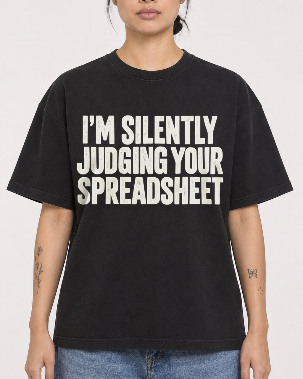 Mockup Boxy Heavyweight Tee Black female close-up 12