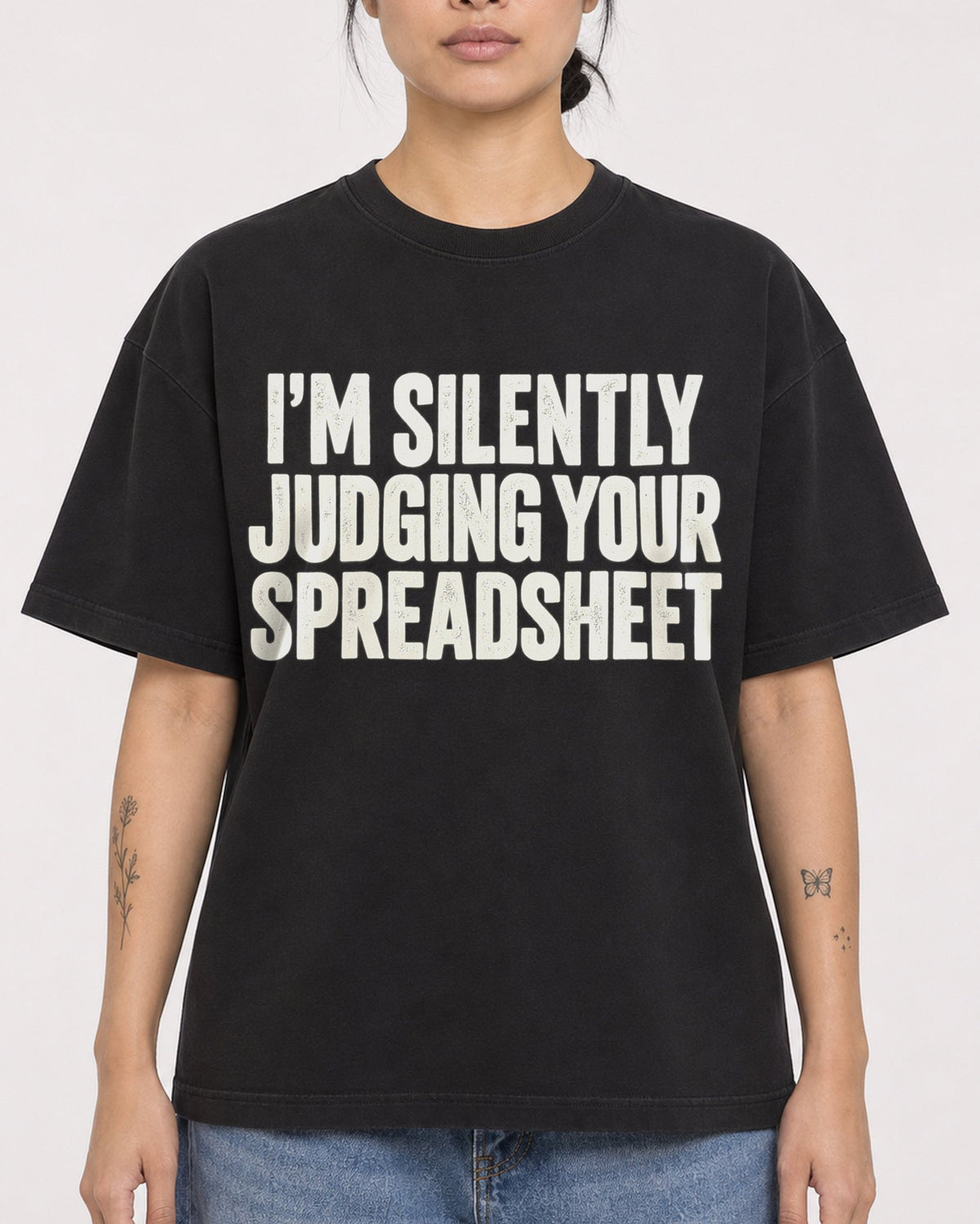 Mockup Boxy Heavyweight Tee Black female close-up 12