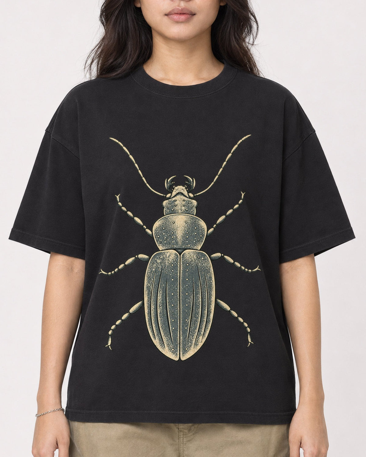 Mockup Boxy Heavyweight Tee Black female close-up 02