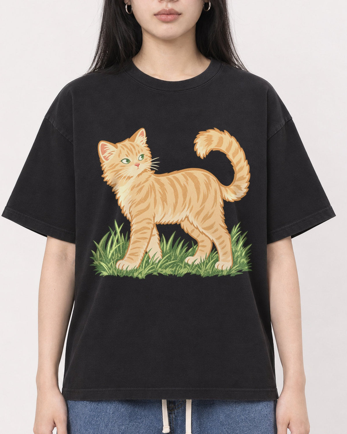Mockup Boxy Heavyweight Tee Black female close-up 01