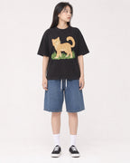 Mockup Boxy Heavyweight Tee Black female full-body 01