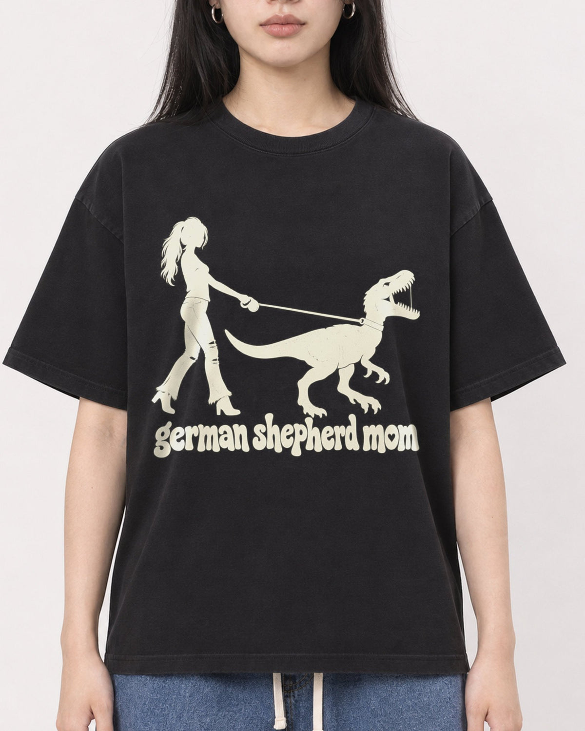 Mockup Boxy Heavyweight Tee Black female close-up 01