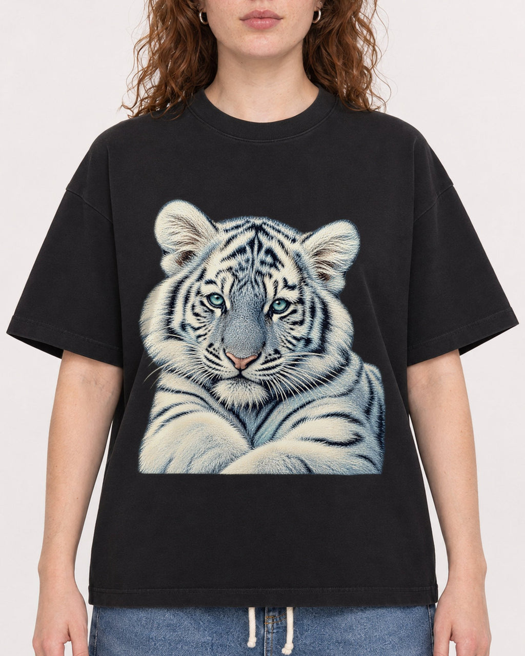Mockup Boxy Heavyweight Tee Black female close-up 09