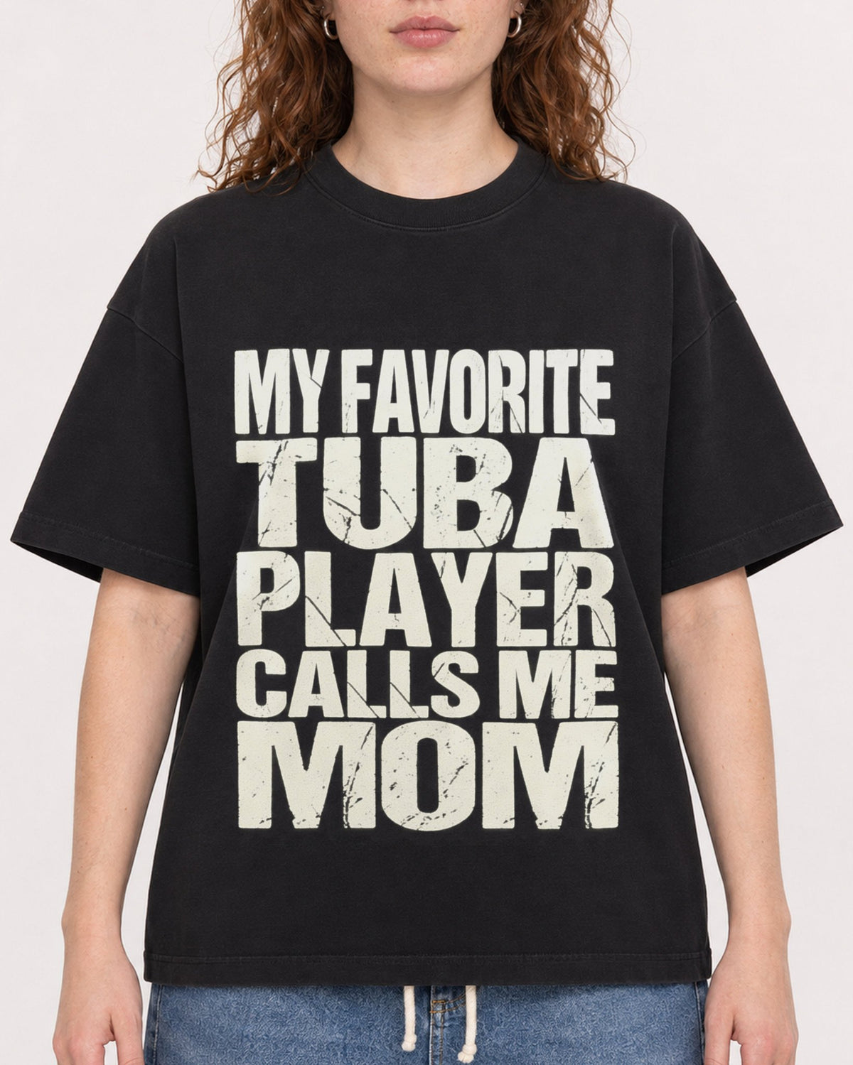Mockup Boxy Heavyweight Tee Black female close-up 09