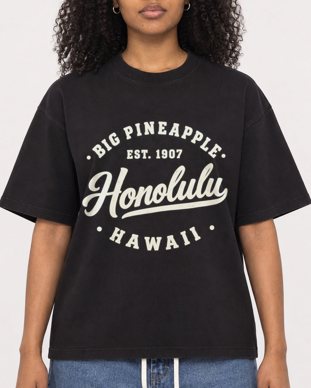 Mockup Boxy Heavyweight Tee Black female close-up 05