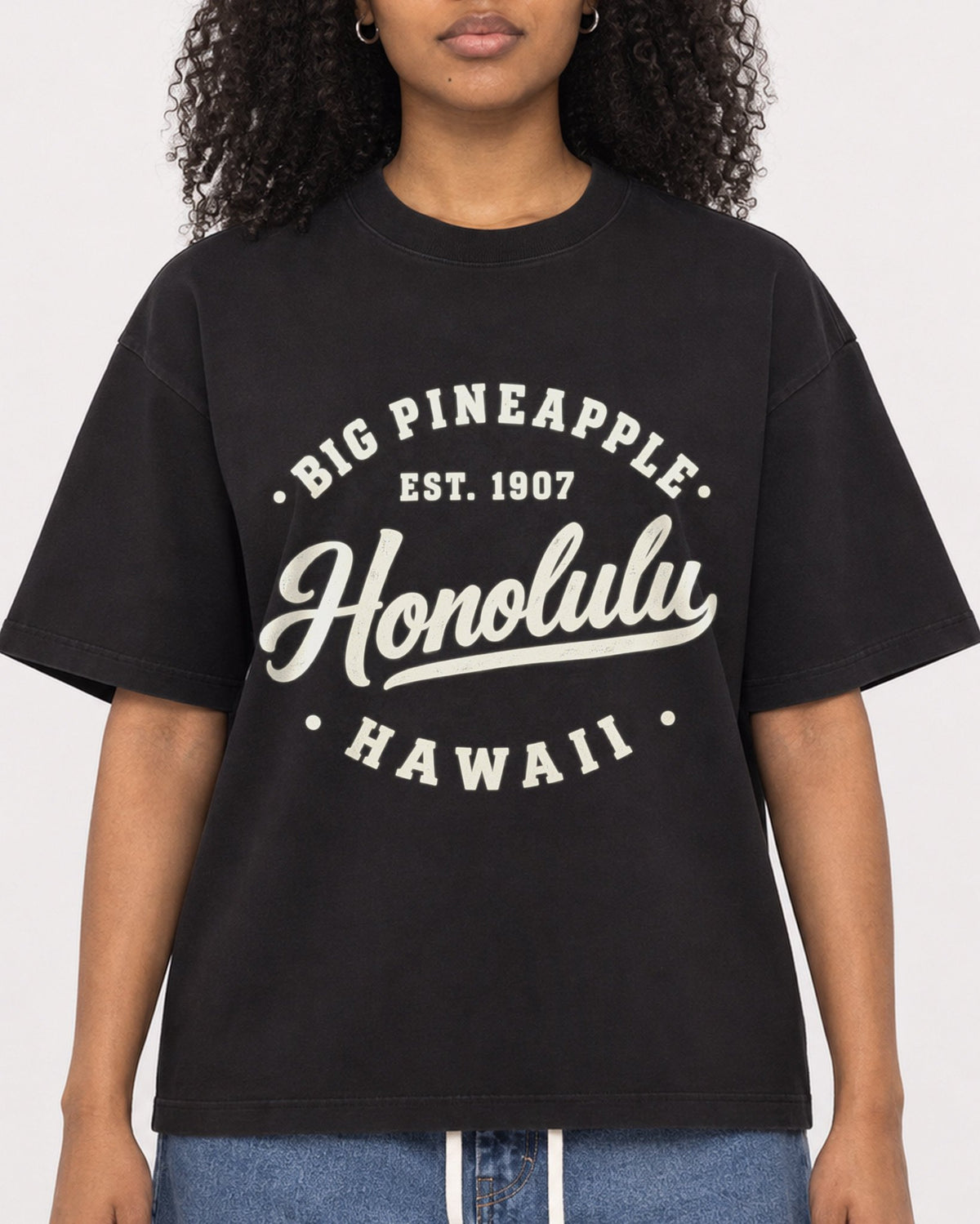 Mockup Boxy Heavyweight Tee Black female close-up 05