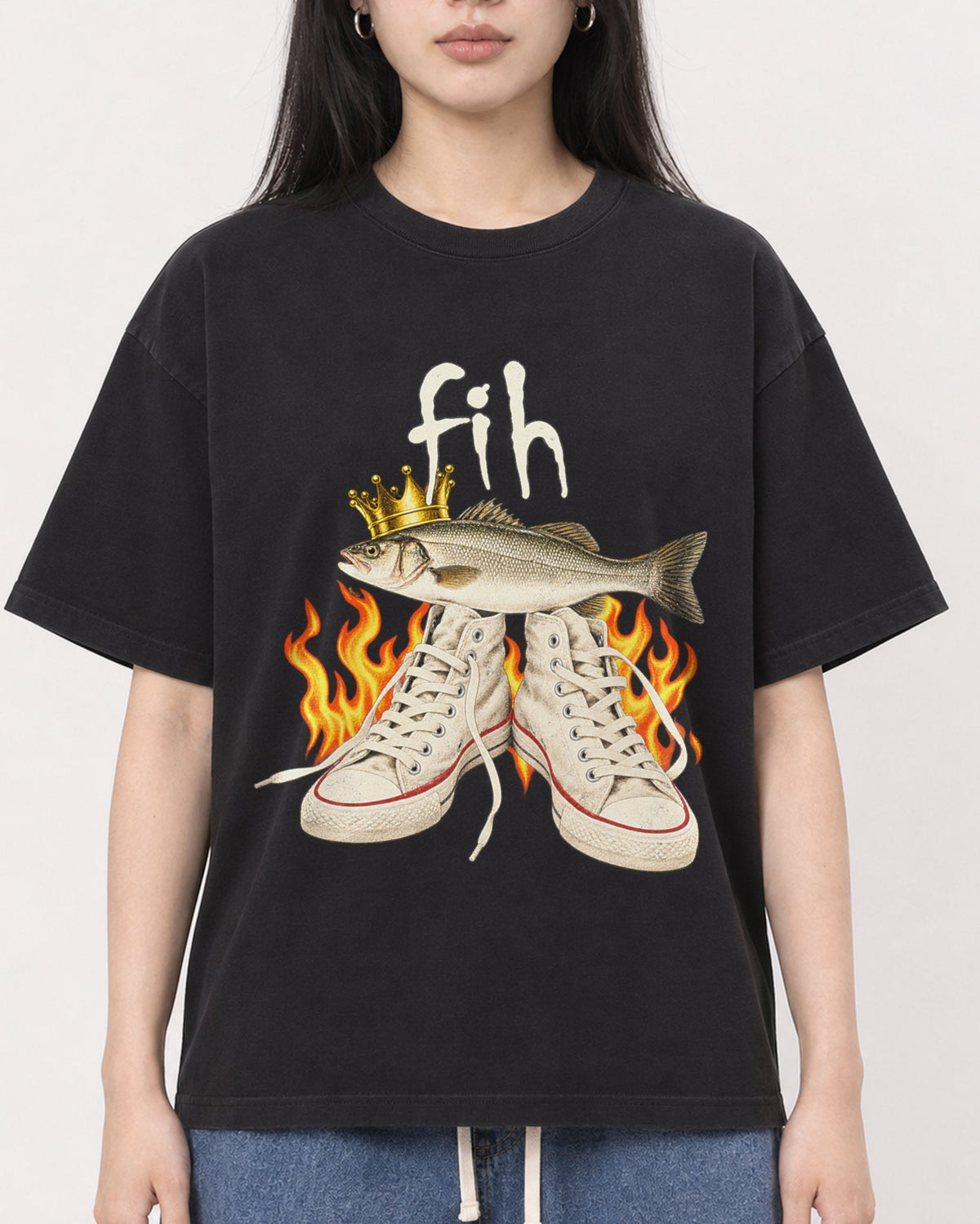 Mockup Boxy Heavyweight Tee Black female close-up 01