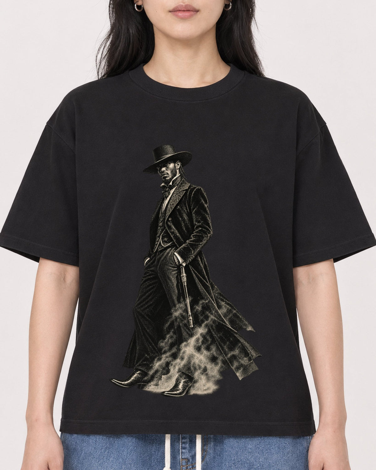 Mockup Boxy Heavyweight Tee Black female close-up 13