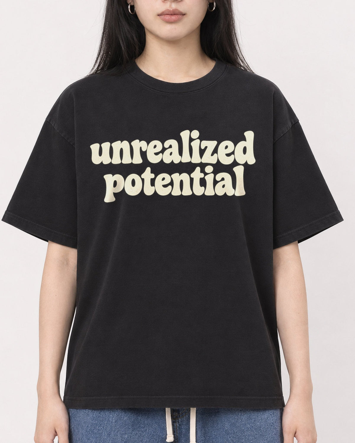 Mockup Boxy Heavyweight Tee Black female close-up 01