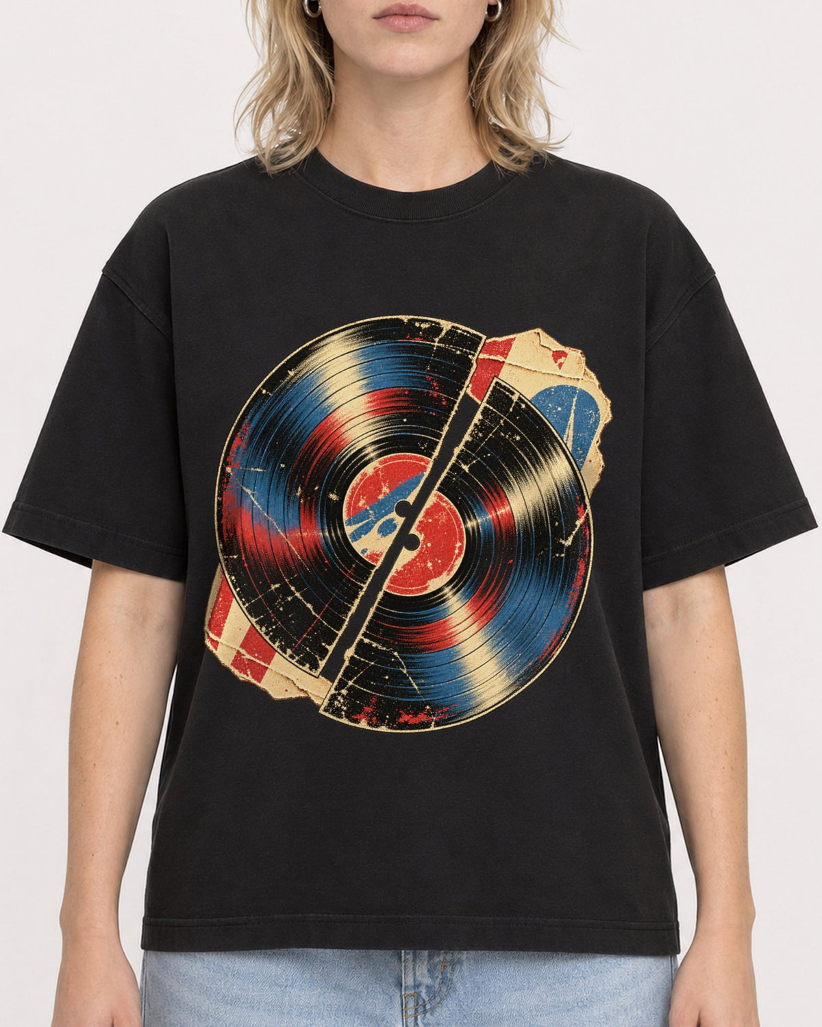 Mockup Boxy Heavyweight Tee Black female close-up 19