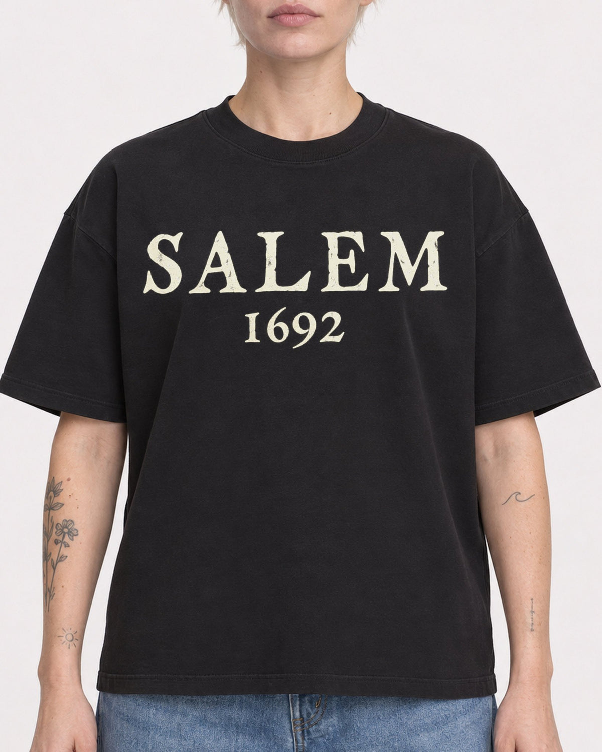 Mockup Boxy Heavyweight Tee Black female close-up 48