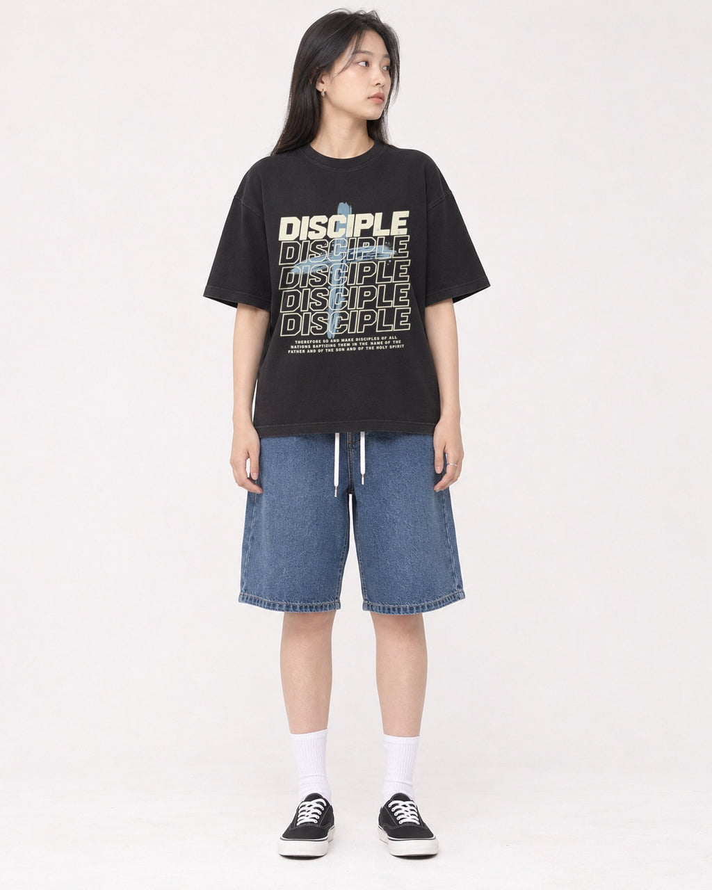 Mockup Boxy Heavyweight Tee Black female full-body 01