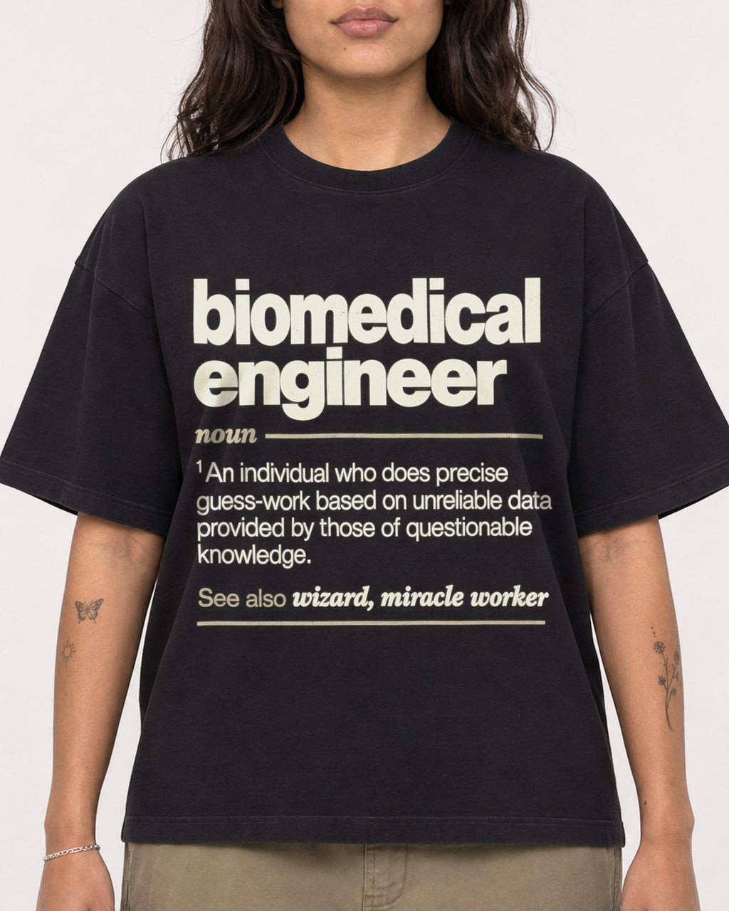 Mockup Boxy Heavyweight Tee Black female close-up 06