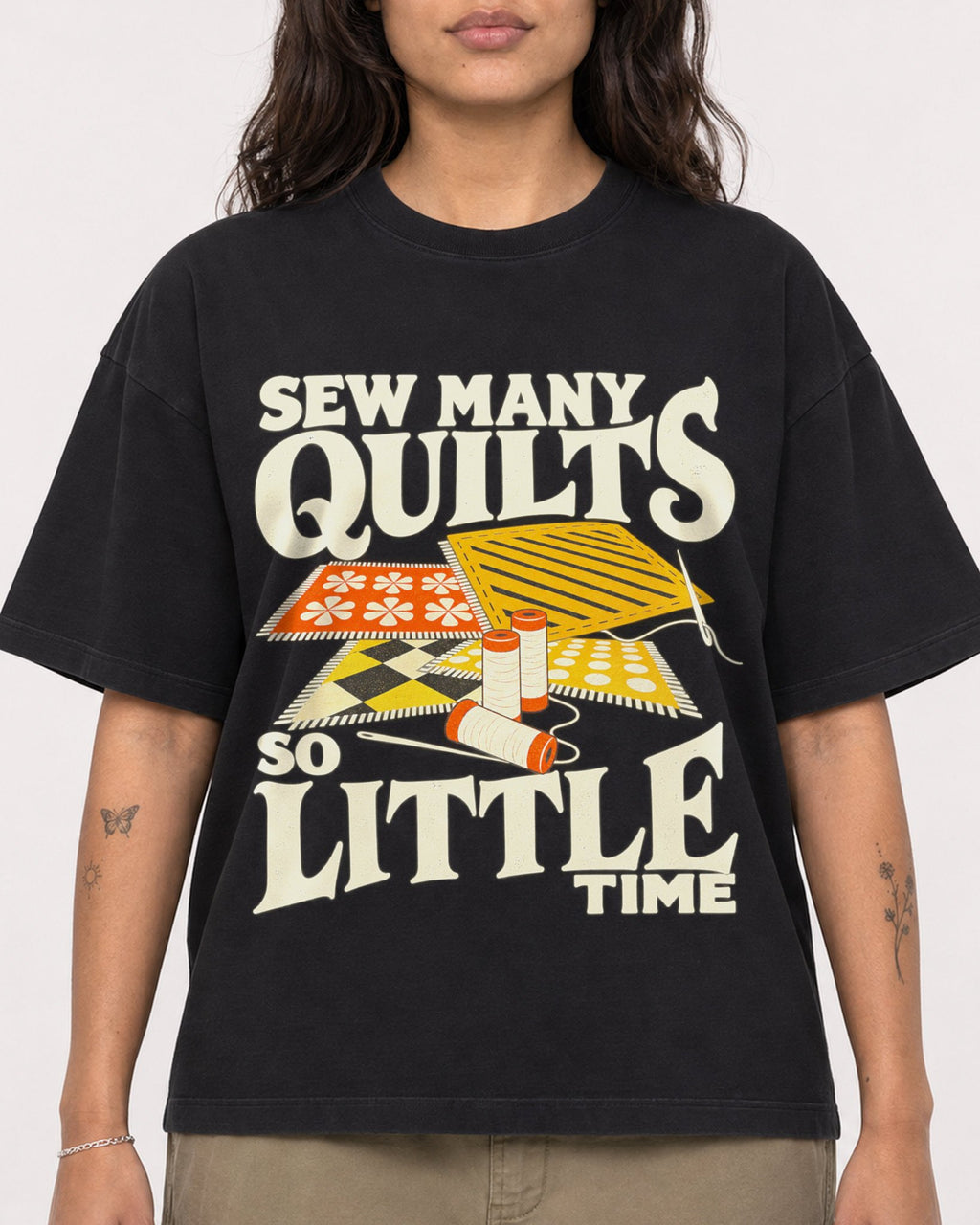 Mockup Boxy Heavyweight Tee Black female close-up 06
