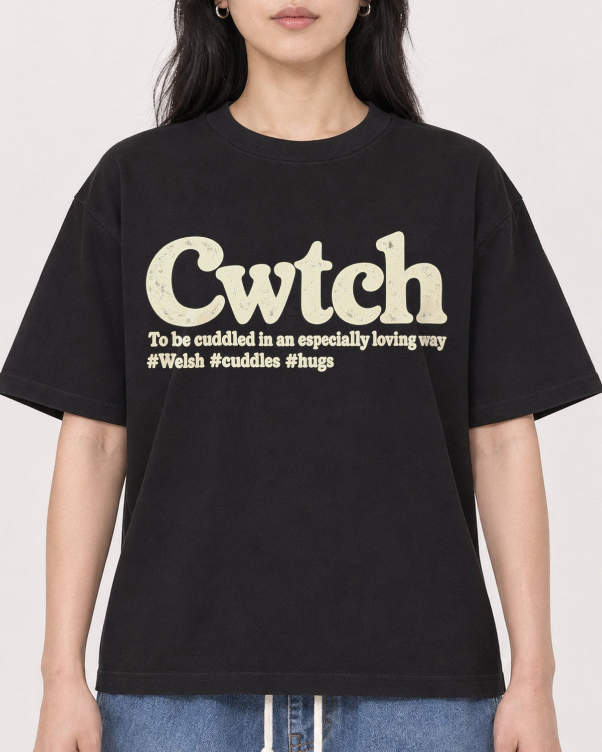 Mockup Boxy Heavyweight Tee Black female close-up 13