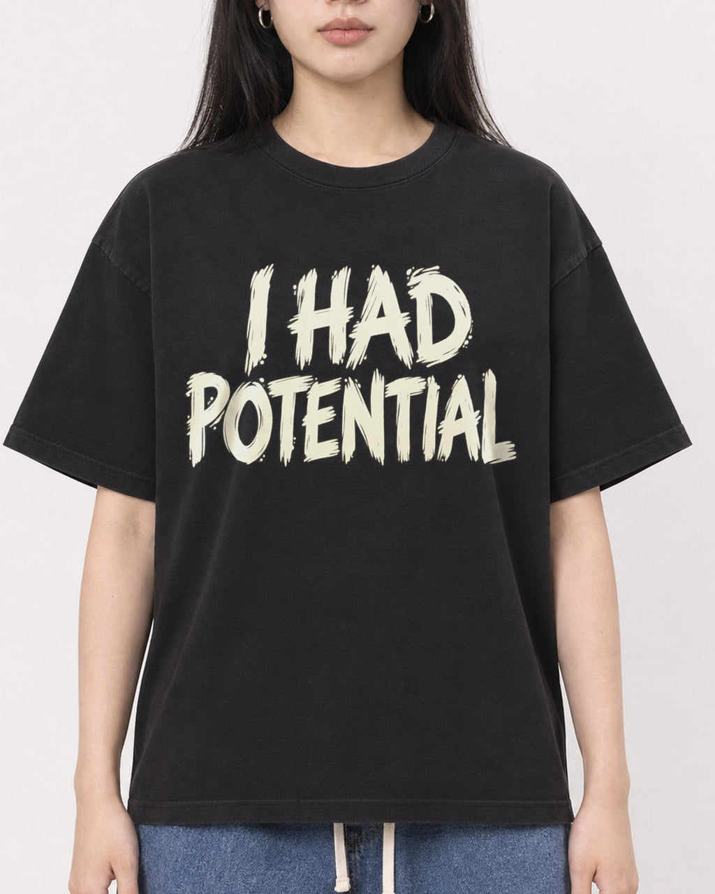 Mockup Boxy Heavyweight Tee Black female close-up 01