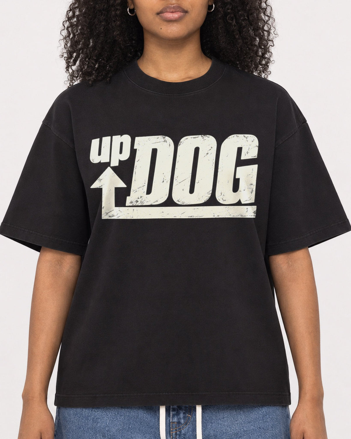 Mockup Boxy Heavyweight Tee Black female close-up 05