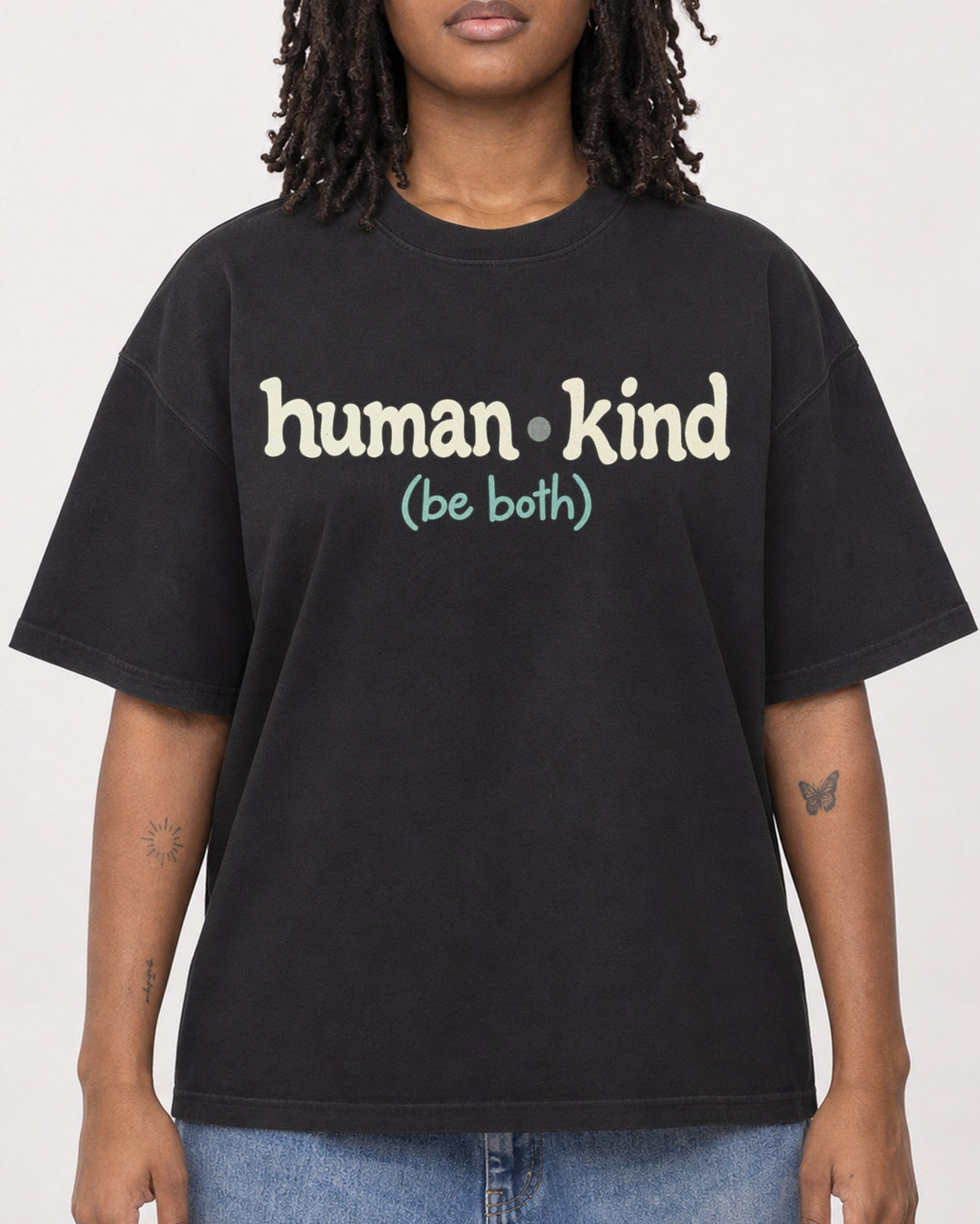 Mockup Boxy Heavyweight Tee Black female close-up 24