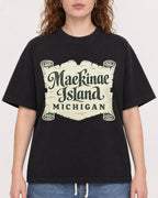 Mockup Boxy Heavyweight Tee Black female close-up 09