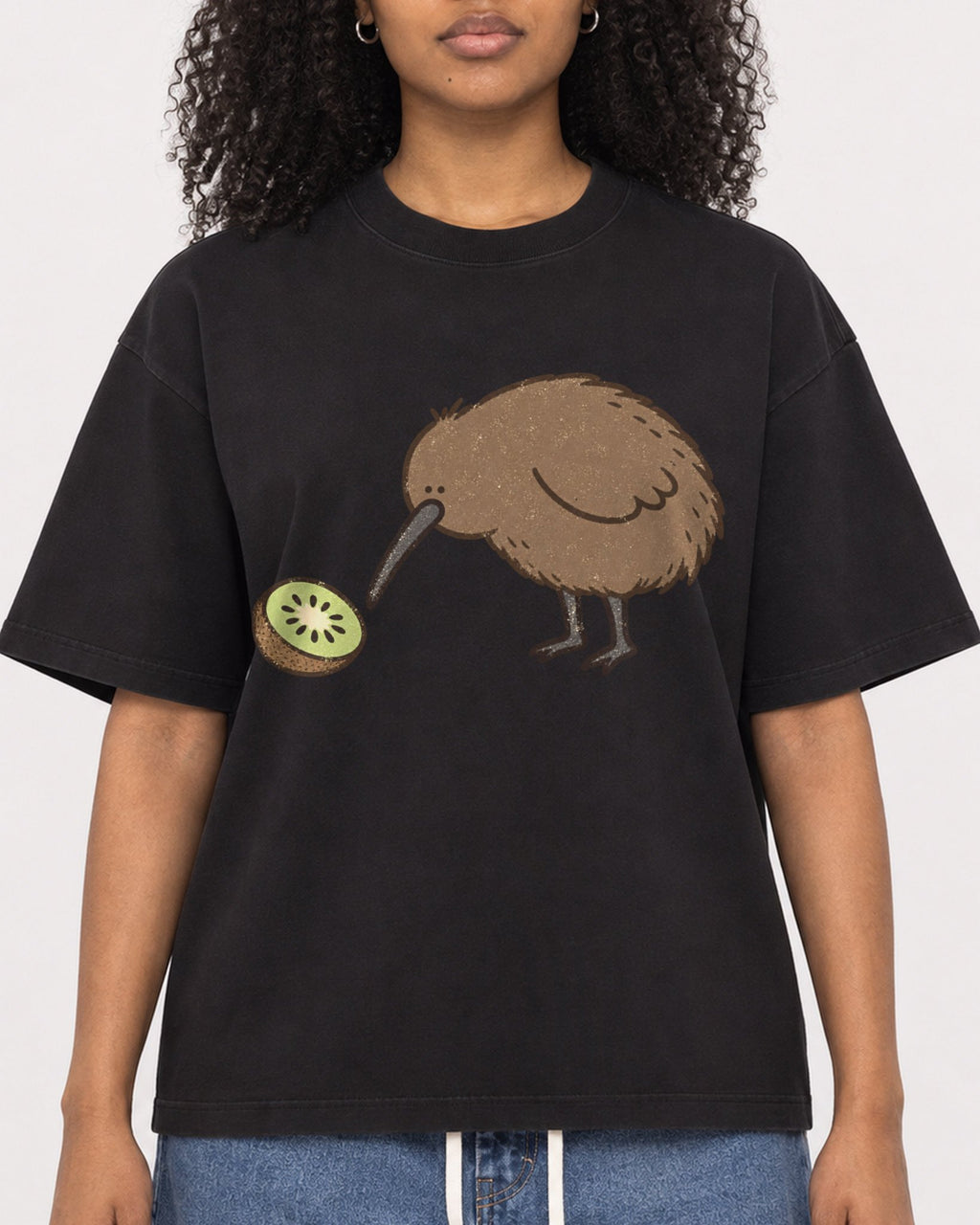 Mockup Boxy Heavyweight Tee Black female close-up 05
