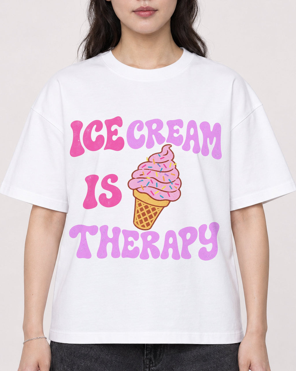 Mockup Boxy Heavyweight Tee White female close-up 03